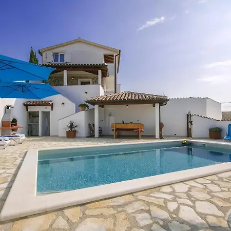 Klimatisiertes Maria Mit Pool Bei